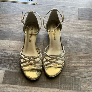 NWOT Easy street Alive @ 5 Tarrah Evening Low Wedge gold glitter sandals 8N